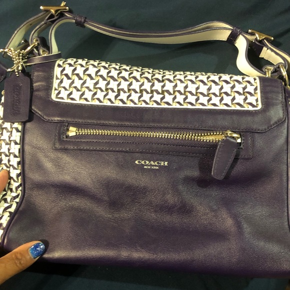 COACH PURPLE PURSE VERY GOOD CONDITION, HOLDS ALOT VERY SOFT LEATHER - Picture 2 of 5